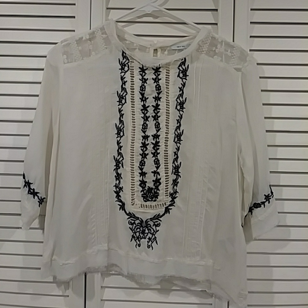 LAST CHANCE! Kimchi Blue embroidered top